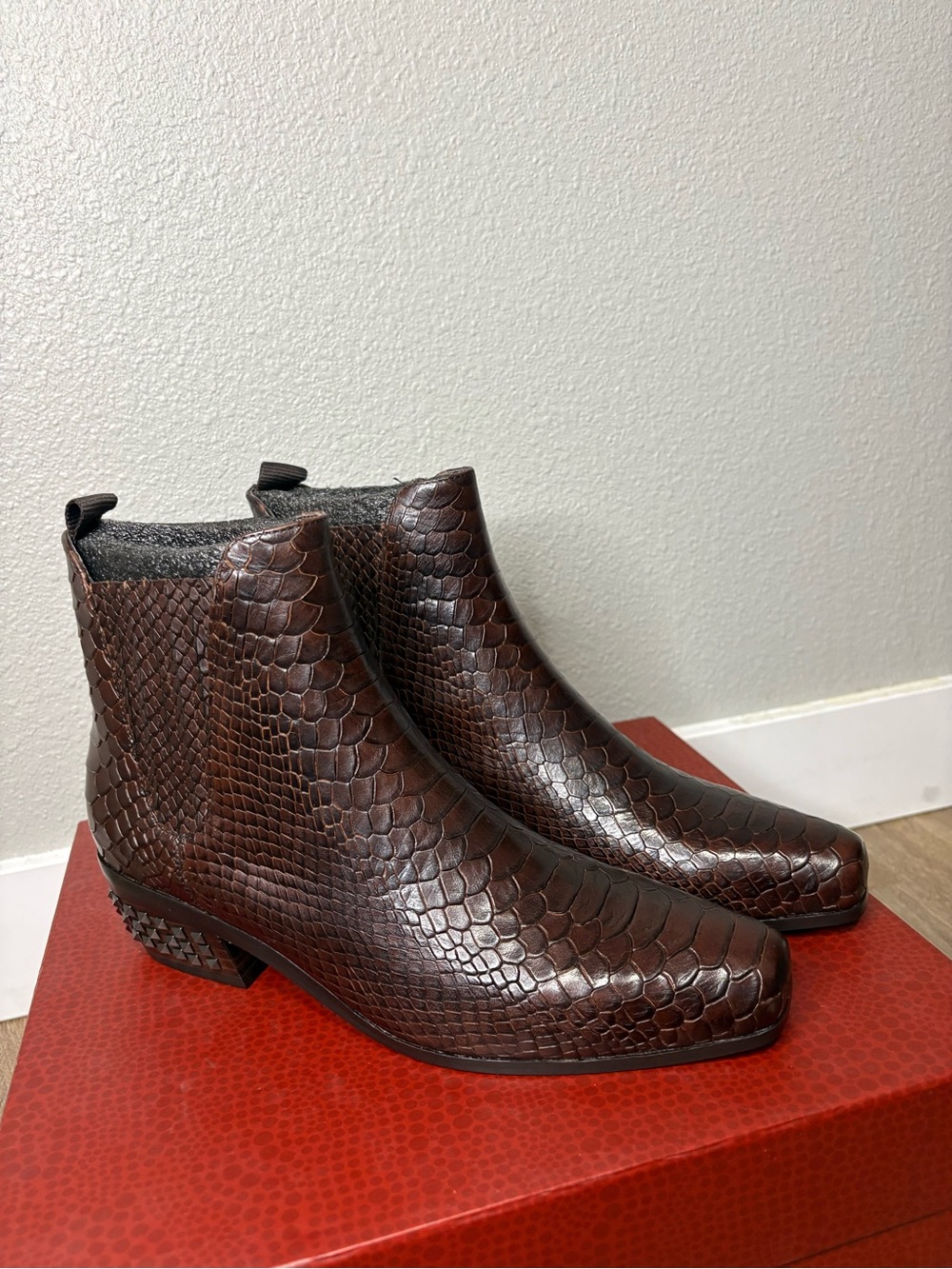 Donald J Pliner Milann Studded Python Embossed Leather Ankle Boots Size 8 New